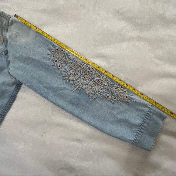 Johnny Was Workshop Embroidered Light Wash Denim Jean Jacket - Picture 12 of 13